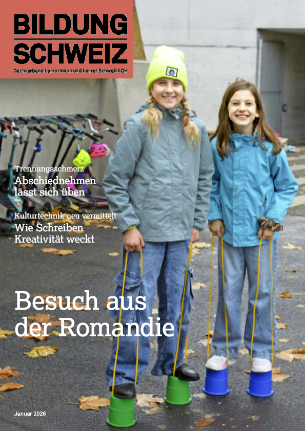 Das Januar-Cover von BILDUNG SCHWEIZ zeigt zwei Mädchen in Winterkleidung auf Laufstelzen.
