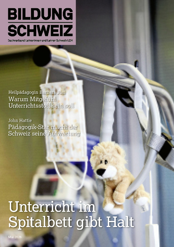 Das Cover von BILDUNG SCHWEIZ zeigt einen Aufrichter über dem Spitalbett, an dem eine Kindermaske und ein Plüschtier hängen.